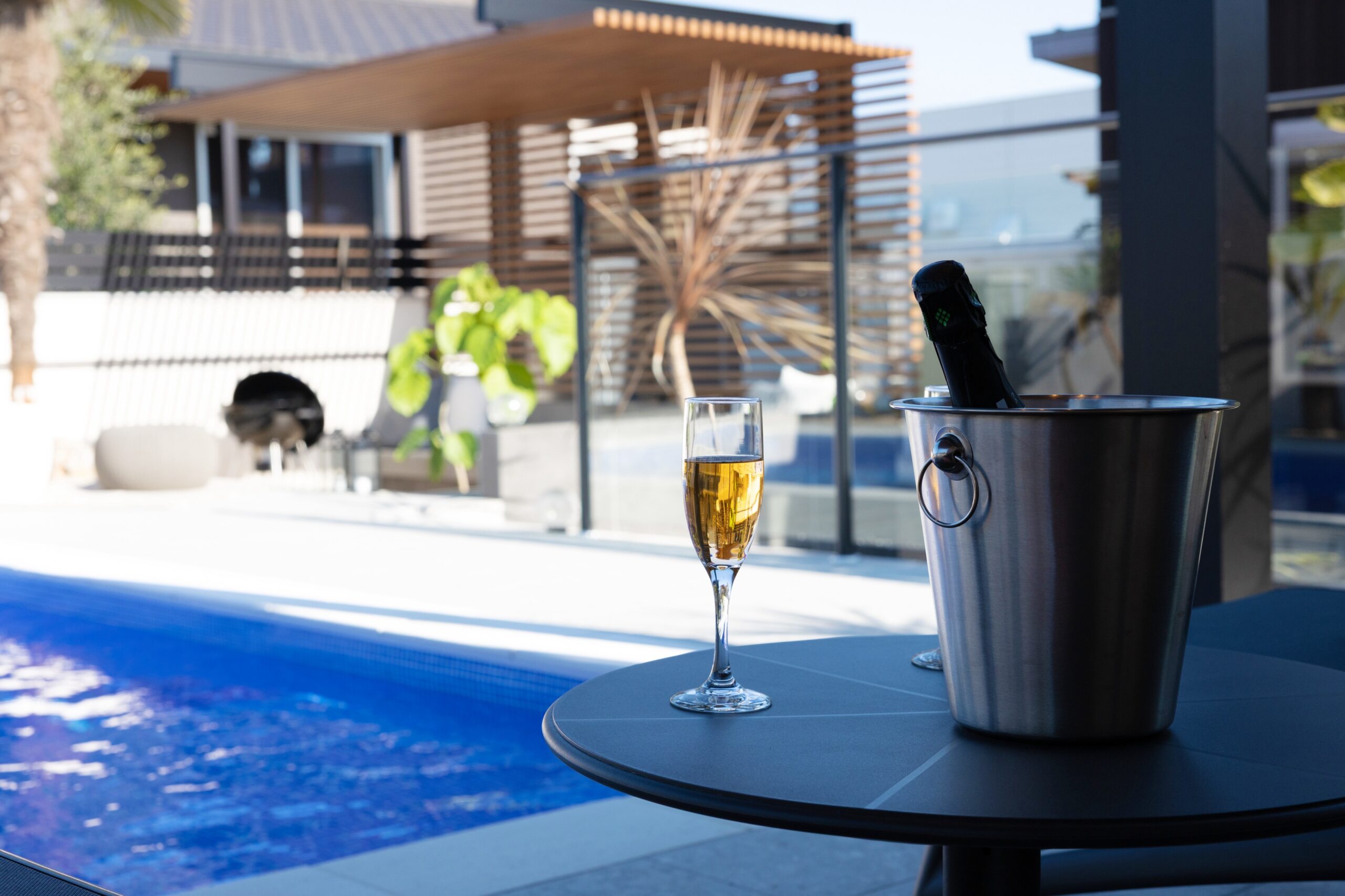 兵庫県 ラグジュアリーなプライベートプールがあるお庭